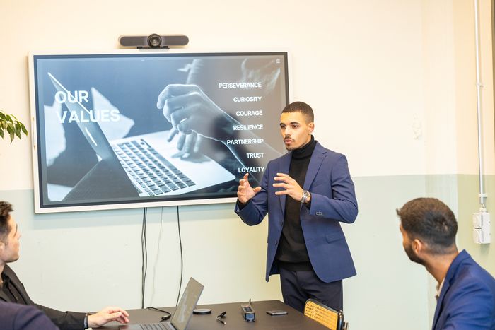 Präsentation der Unternehmenswerte vor dem Team im Sitzungszimmer